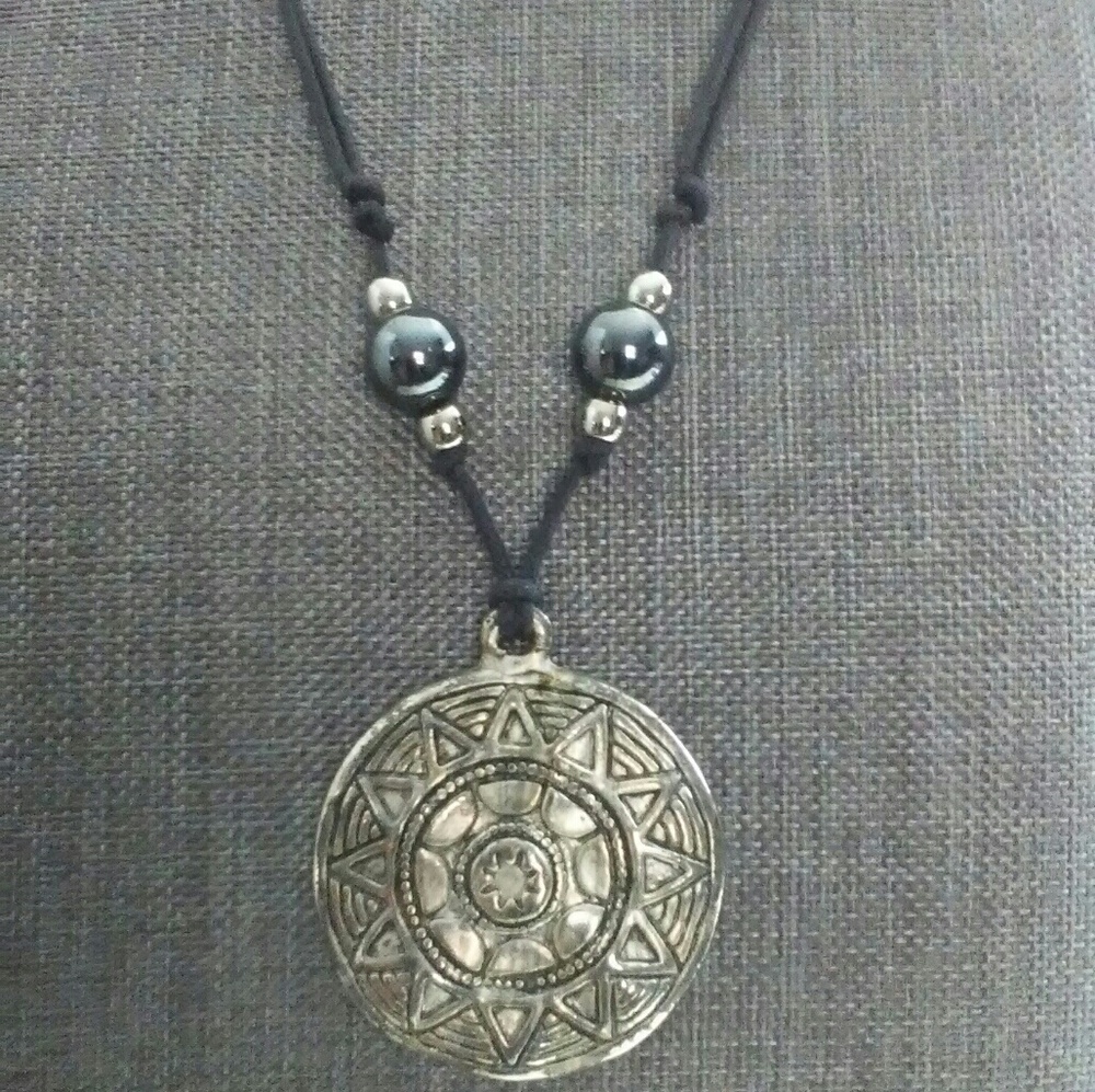 NATIVE AMERICAN INDIAN CREST w/ Black pearls